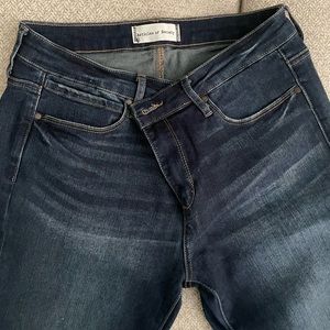 Articles of Society
Size 30 - runs smaller
Dark wash skinny 
Very flattering!